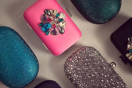 Los complementos de fiesta que desearás llevar este verano El cluch Violeta en color rosa, entre otros