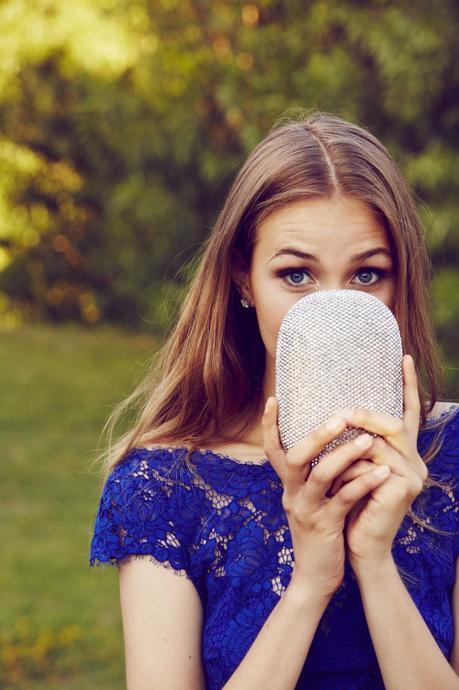 Los complementos de fiesta que desearás llevar este verano El clutch plateado es uno de los accesorios estrella de la temporada