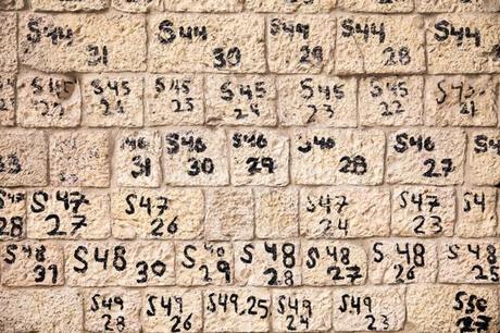 La piedra caliza numerada para respetar el orden original de las antiguas fachadas (Shutterstock)