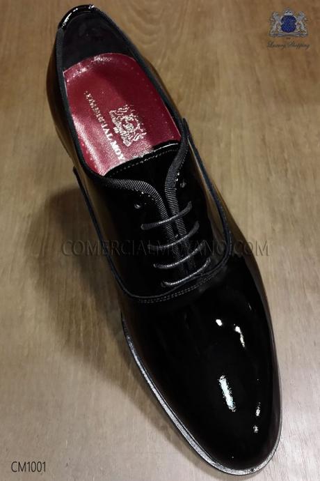 http://www.comercialmoyano.com/es/2070-zapato-francesina-oxford-de-charol-negro-cm1001-comercial-moyano.html?search_query=CM1001&results=1