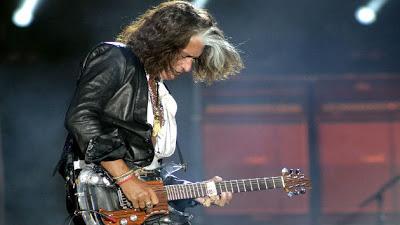 Joe Perry,  sufre un infarto en pleno concierto.