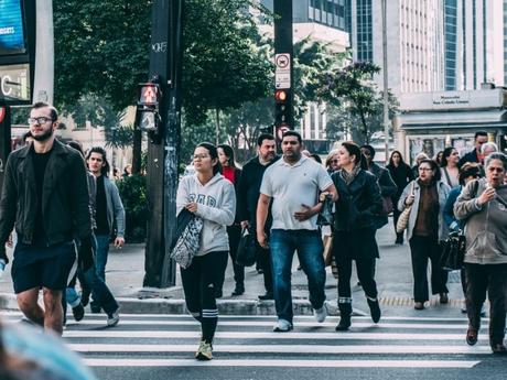 ¿Cuándo no ayuda la gente? Difusión de la responsabilidad o efecto espectador