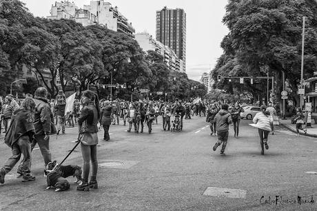 Blanco y Negro. Gente desplazándose en Acto Bicentenario Independencia.