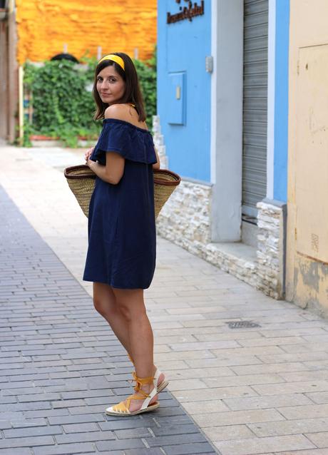 spanish fashion blogger sith off shoulders dress, espadrilles and basket 