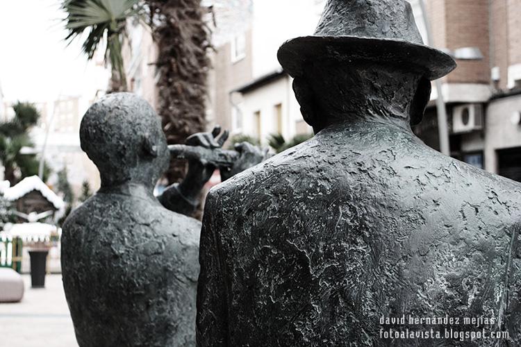 Escultura urbana en bronce de dos músicos de espaldas pertenecientes a un conjunto de piezas de temática musical, en Torrejón de Ardoz, Madrid