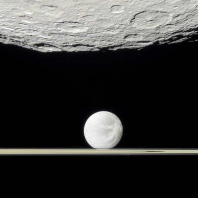 Cassini retorna impactantes imágenes del sobrevuelo de Rhea