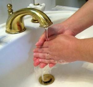 manos 300x281 ¿Cómo aliviar las quemaduras?