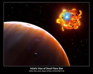 Concepto artístico de un planeta y una enana roja experimentando una poderosa erupción, conocida como llamarada estelar