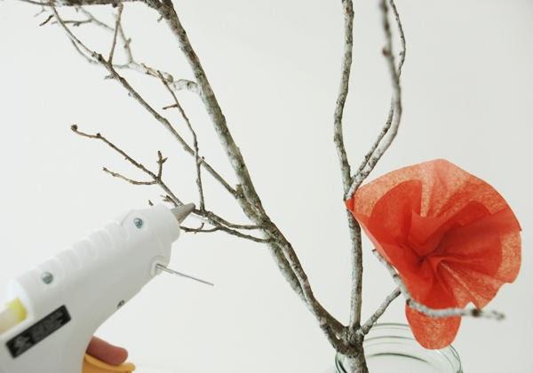 Cómo hacer un centro con flores de pape sedal y una rama