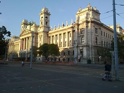 Budapest; Del bullicio de Pest al sosiego de Buda