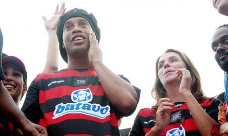 Toco y me voy: Este nuevo Flamengo de viejos conocidos presentacion_de_ronaldinho_con_el_flamengo