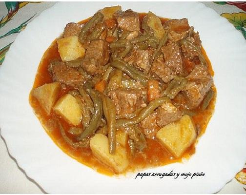 PAPAS CON CARNE Y HABICHUELAS