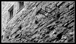 Sillas colgadas de besalu