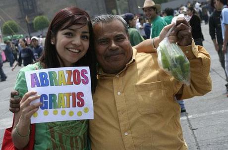 Contra la maldad, hermandad. ¡Abrazos gratis!