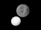 Imagen lunas Encélado Dione juntas tomada Cassini