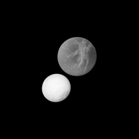 Imagen de las lunas Encélado y Dione juntas tomada por Cassini