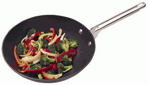 wok 300x173 ¿Se adelgaza más cocinando al wok?