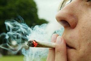 fumando marihuana1 300x201 El consumo de cannabis, relacionado con la psicosis en jóvenes