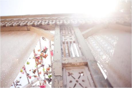 Casarse bajo pajaritas de papel de colores