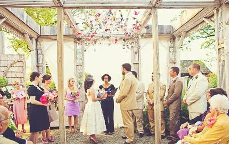 Casarse bajo pajaritas de papel de colores