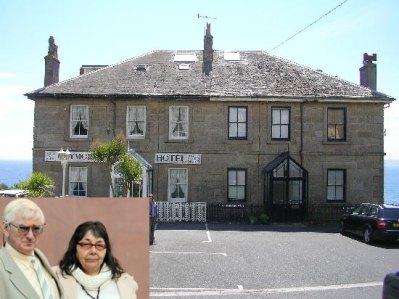 Condenan a hotel por negar cama a pareja gay