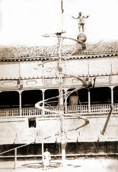 Equilibrista ascendiendo por la Montaña en espiral en la antigua plaza de toros de Madrid. (FOTO: J. Laurent, 1857)
