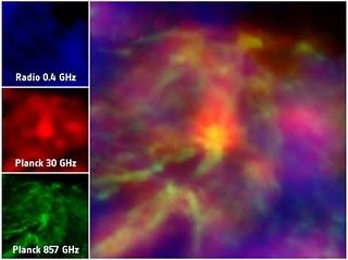 Composición en color de la nube molecular Rho Ophiuchus que pone de relieve la correlación entre la emisión anómala de microondas y la emisión de polvo térmica