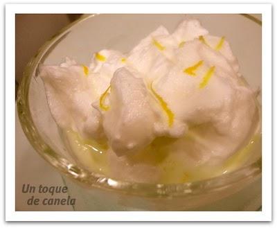 Copa de crema de  yogur de limón con merengue.