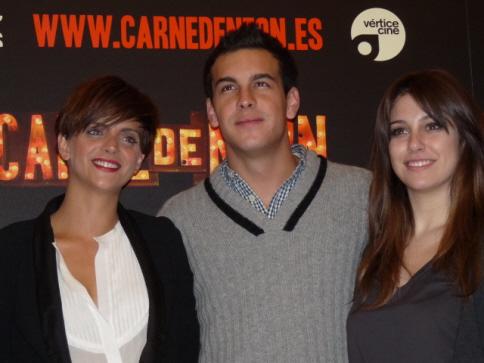 Mario Casas muy bien acompañado !!!