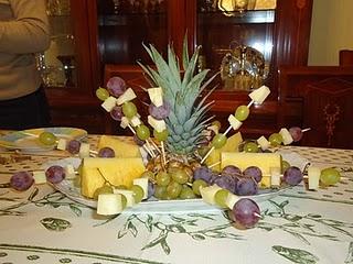 Centro de mesa de uvas con queso