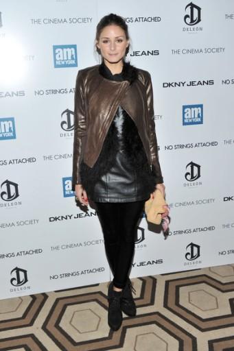 Olivia Palermo se atreve a mezclar diferentes pieles y plumas. ¿Te gusta su look?