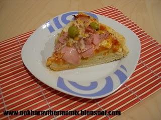 Pizza de jamón york, cebolla, bacon y aceitunas