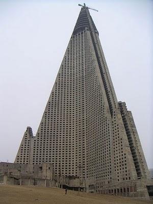 Ryugyong, en el abandono