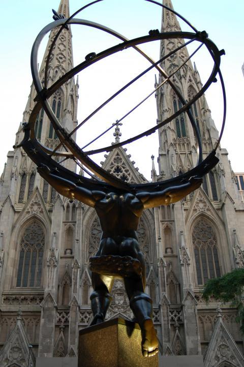 La escultura Atlas frente a la Catedral de San Patricio