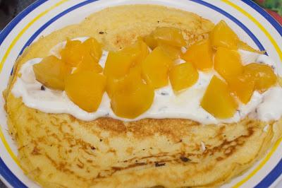 Creps rellenos de yogur y melocotón en almíbar
