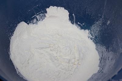 Creps rellenos de yogur y melocotón en almíbar