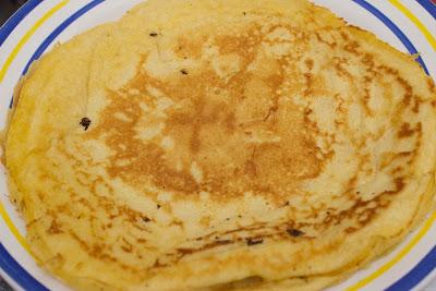 Creps rellenos de yogur y melocotón en almíbar