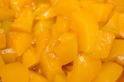 Creps rellenos de yogur y melocotón en almíbar