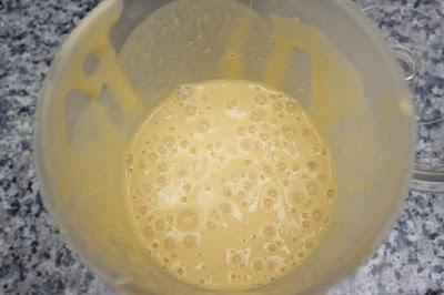 Creps rellenos de yogur y melocotón en almíbar