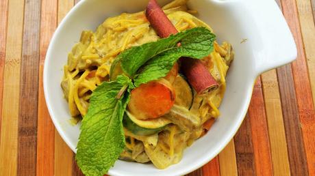 Fideos de maíz con verduras al curry madrás