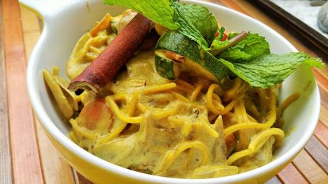 Fideos de maíz con verduras al curry madrás