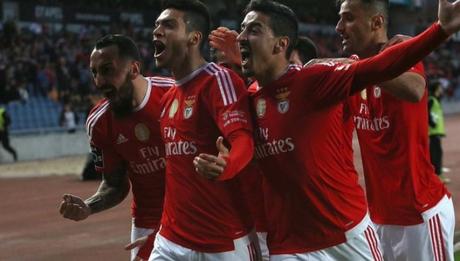 Jiménez festeja luego de sacudir las redes con Benfica