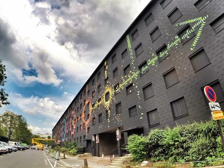 El ciclo lunar mostrado a través de 15.000 coloridas aves de origami