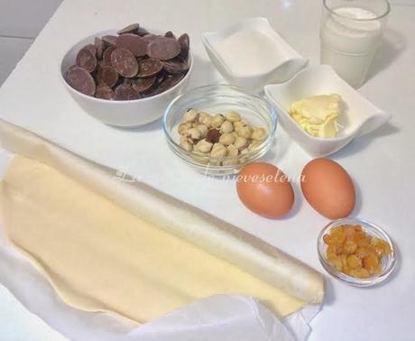 Tarta de hojaldre y chocolate con avellanas y pepitas de naranja confitada