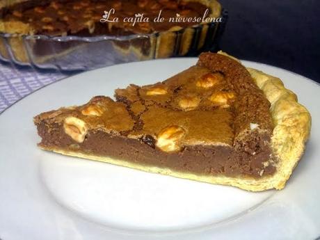 Tarta de hojaldre y chocolate con avellanas y pepitas de naranja confitada