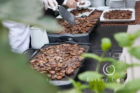 Buffet de rovellons salteados para una boda tipo coctel - Foto: Esther Conde