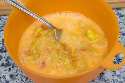 Tortilla de patata, calabacín y pimiento dulce al microondas