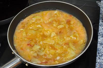 Tortilla de patata, calabacín y pimiento dulce al microondas