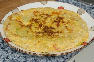Tortilla de patata, calabacín y pimiento dulce al microondas