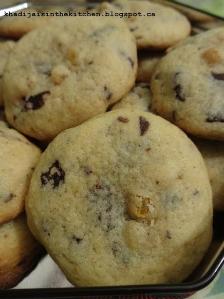 BISCUITS AUX ABRICOTS SECS ET AU CHOCOLAT / DRIED APRICOTS CHOCOLATE COOKIES / GALLETAS CON ALBARICOQUES SECOS Y CHOCOLATE / بسكوي بالمشمش المجفف و الشكولاته